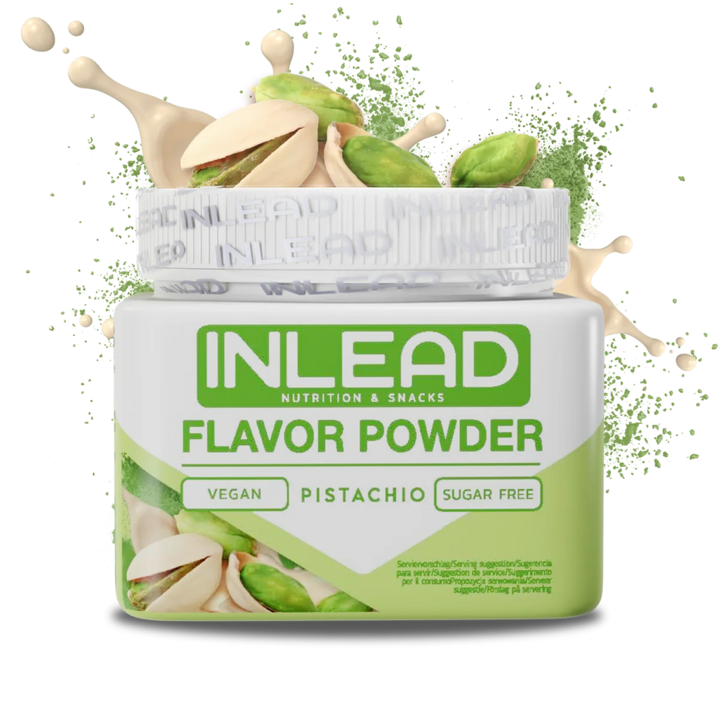 Pot de poudre aromatisante Inlead Flavor Powder goût pistache 250 g, vegan et sans sucre, avec éclats de pistaches et éclaboussures de crème en arrière-plan