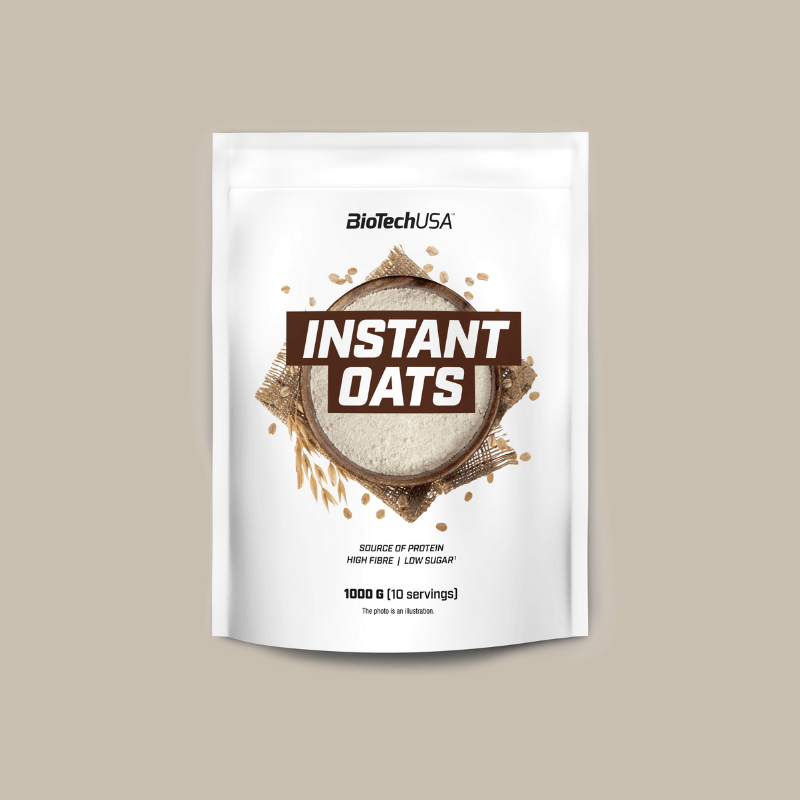 Sachet blanc de 1 kg de flocons d’avoine Instant Oats BiotechUSA sur fond uni beige, avec logo et illustration de farine d’avoine au centre du pack