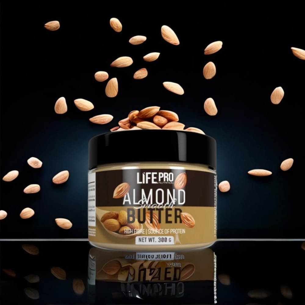 Pot de beurre d’amandes LifePro Almond Smooth Butter 300 g entouré d’amandes qui tombent sur fond noir pour mettre en avant sa richesse en fibres et protéines