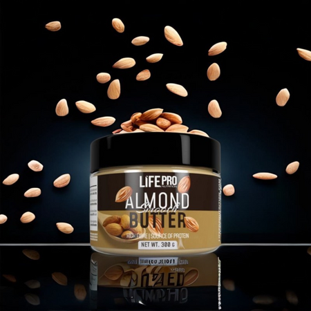 Pot de beurre d’amandes LifePro Almond Smooth Butter 300 g entouré d’amandes qui tombent sur fond noir pour mettre en avant sa richesse en fibres et protéines