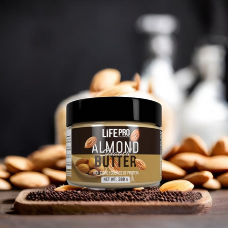 Pot de beurre d’amandes lisse LifePro 300 g posé sur une planche en bois avec des amandes entières en arrière-plan sur fond sombre