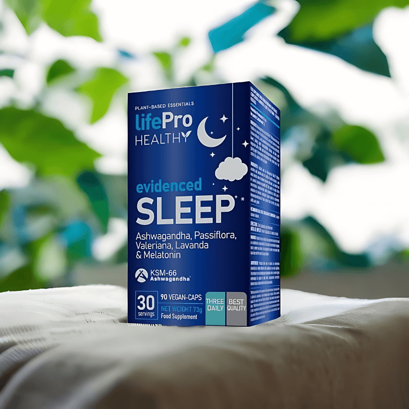 Boîte LifePro Evidenced Sleep posée sur un lit, complément pour le sommeil de 30 jours à base d’ashwagandha, plantes relaxantes et mélatonine