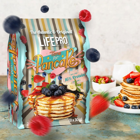 Paquet de préparation pour pancakes LifePro Time For Pancake entouré de pancakes garnis de fruits rouges et myrtilles en mouvement sur fond de cuisine