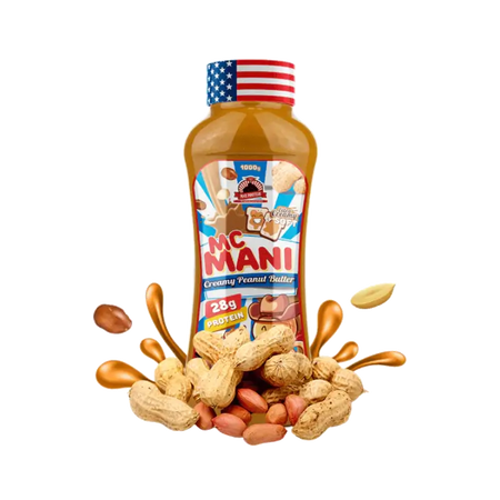 Bouteille de beurre de cacahuète McMani Creamy Peanut Butter entourée de cacahuètes entières et éclaboussures de beurre de cacahuète sur fond blanc