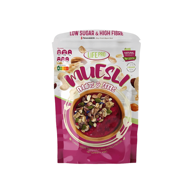 Sachet de muesli Life Pro Fruits & Seeds faible en sucre et riche en fibres, illustrant un bol de muesli aux fruits rouges et graines sur la face avant du paquet