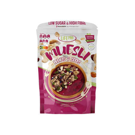 Sachet de muesli Life Pro Fruits & Seeds faible en sucre et riche en fibres, illustrant un bol de muesli aux fruits rouges et graines sur la face avant du paquet