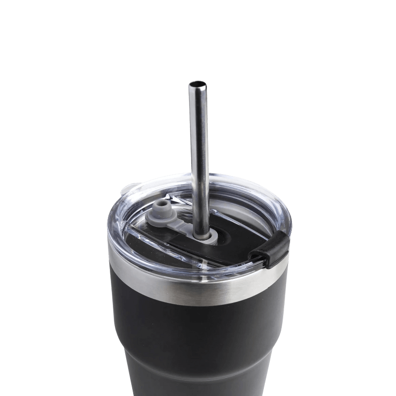 Gros plan du mug de voyage Bohtal 600 ml montrant le couvercle hermétique et l’ouverture pour la paille inox