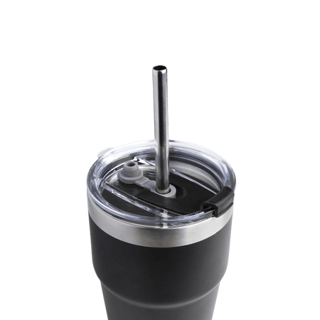 Gros plan du mug de voyage Bohtal 600 ml montrant le couvercle hermétique et l’ouverture pour la paille inox