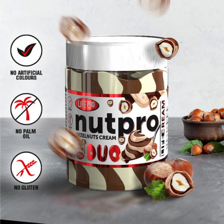 Pot de pâte à tartiner Life Pro Nutpro Duo avec crème bicolore et icônes indiquant sans colorants artificiels, sans huile de palme et sans gluten entouré de noisettes entières