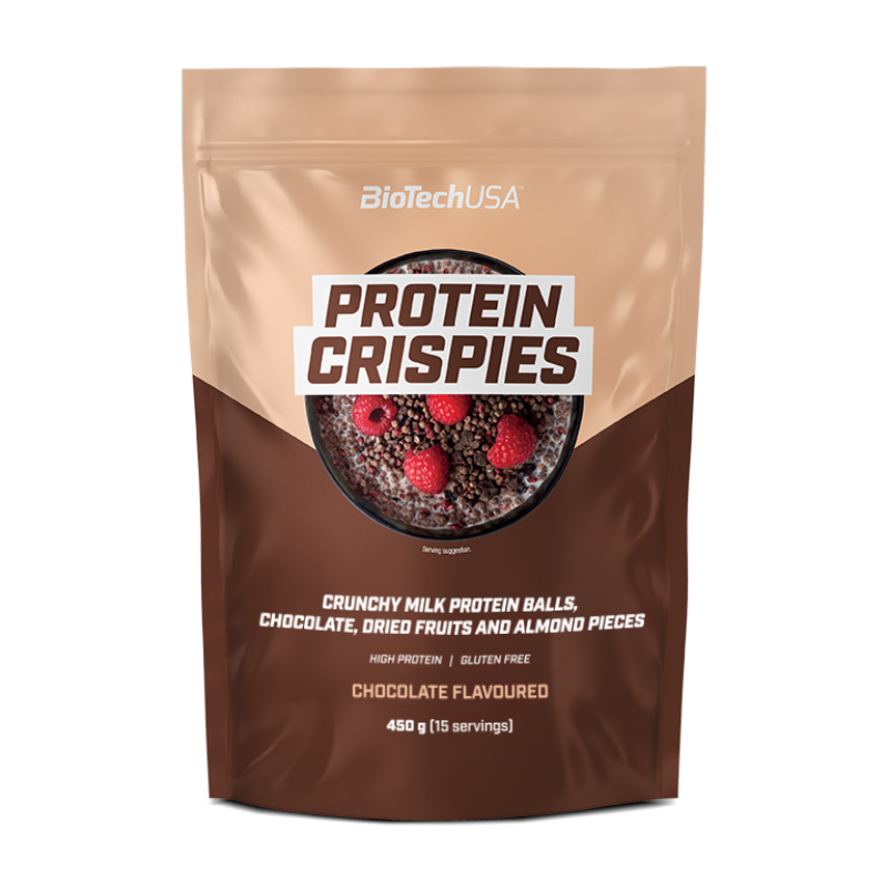 Sachet Protein Crispies BiotechUSA chocolat posé sur une table en bois à côté d’un bol de céréales protéinées au chocolat garnies de fruits rouges, éclairage chaleureux façon petit-déjeuner