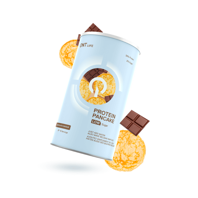 Boîte QNT Protein Pancake low sugar goût chocolat avec pancakes dorés et carrés de chocolat autour du packaging bleu clair