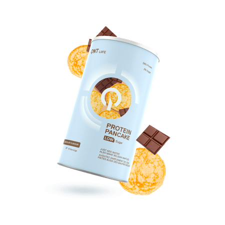 Boîte QNT Protein Pancake low sugar goût chocolat avec pancakes dorés et carrés de chocolat autour du packaging bleu clair