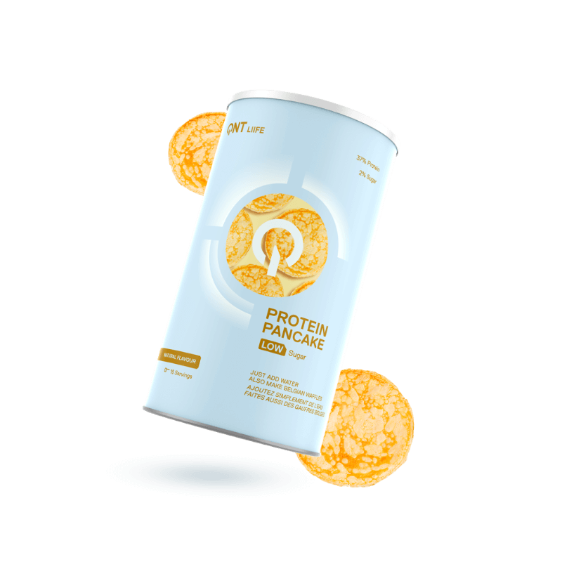 Boîte cylindrique QNT Protein Pancake low sugar saveur neutre avec pancakes dorés en arrière-plan sur fond blanc épuré