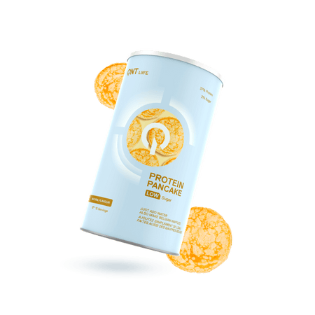 Boîte cylindrique QNT Protein Pancake low sugar saveur neutre avec pancakes dorés en arrière-plan sur fond blanc épuré