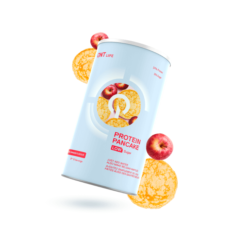Boîte QNT Protein Pancake low sugar pomme cannelle entourée de pancakes et petites pommes rouges illustrant la saveur