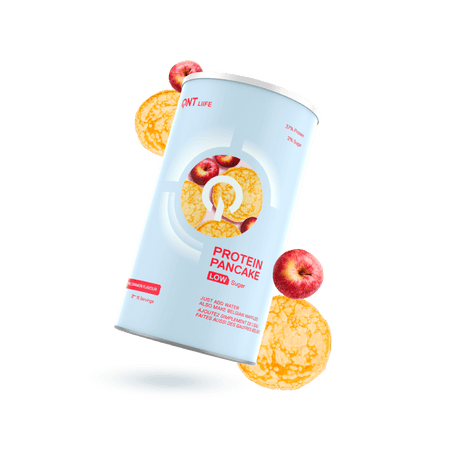 Boîte QNT Protein Pancake low sugar pomme cannelle entourée de pancakes et petites pommes rouges illustrant la saveur