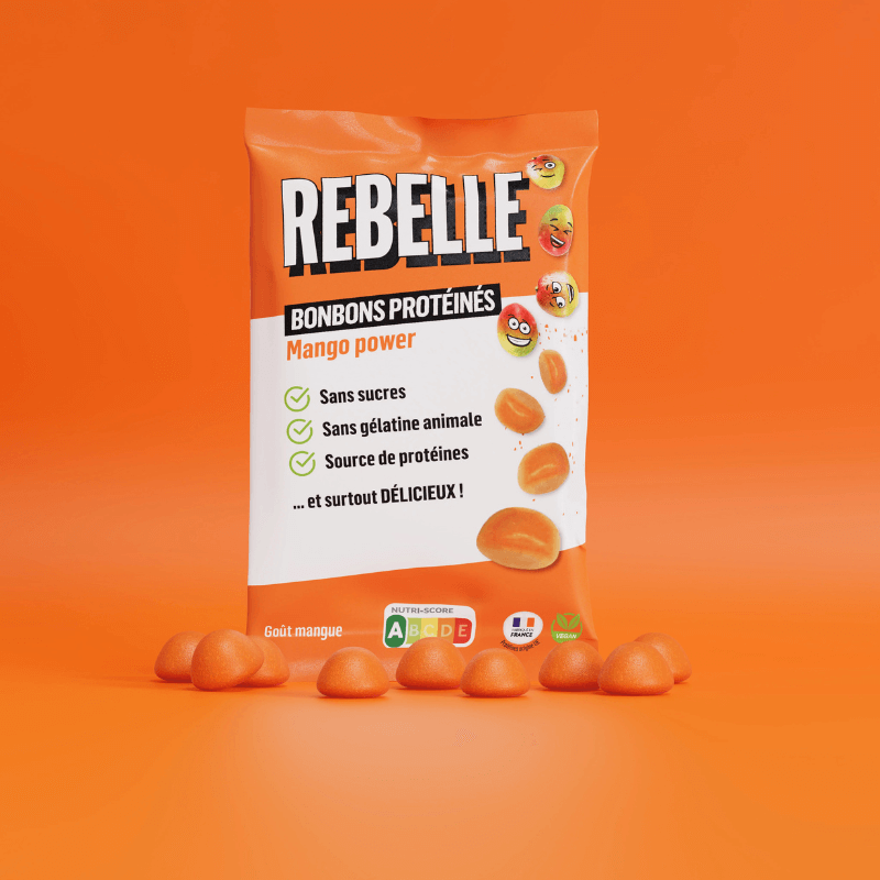 Sachet orange et blanc de bonbons protéinés Rebelle Mango Power sans sucres ni gélatine animale entouré de bonbons goût mangue sur fond orange