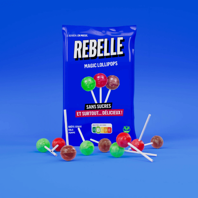 Sachet bleu de sucettes Rebelle Magic Lollipops sans sucres entouré de sucettes colorées aux goûts cerise, cola et pomme sur fond bleu