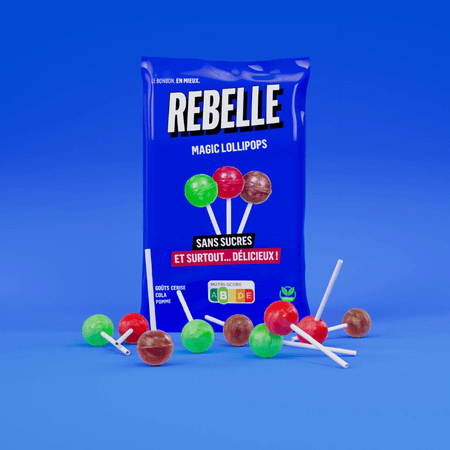 Sachet bleu de sucettes Rebelle Magic Lollipops sans sucres entouré de sucettes colorées aux goûts cerise, cola et pomme sur fond bleu