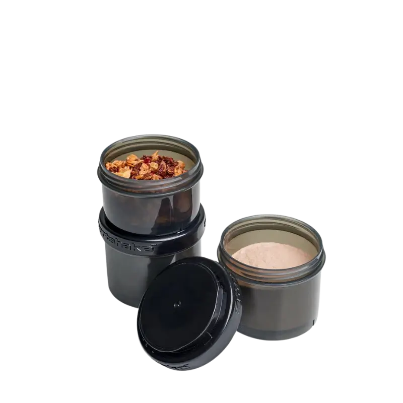 Réservoirs compartiments Smartshake noirs remplis de granola et de poudre protéinée avec couvercles vissés