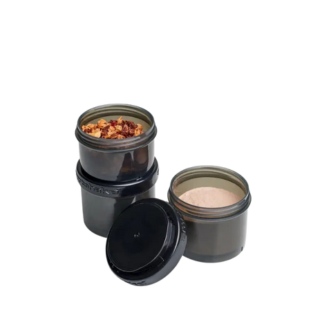 Réservoirs compartiments Smartshake noirs remplis de granola et de poudre protéinée avec couvercles vissés