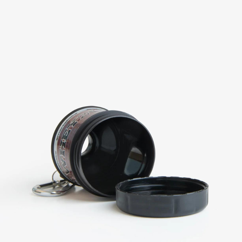 Réservoir entonnoir Smartshake ouvert montrant l’intérieur du compartiment et le couvercle séparé