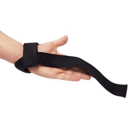 Sangle de tirage Gorilla Wear noire enroulée autour du poignet et de la main pour les exercices de traction