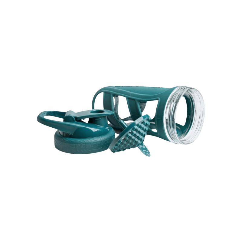 Shaker en verre renforcé Smartshake vert démonté montrant le corps protégé en silicone, le couvercle et la grille mélangeuse