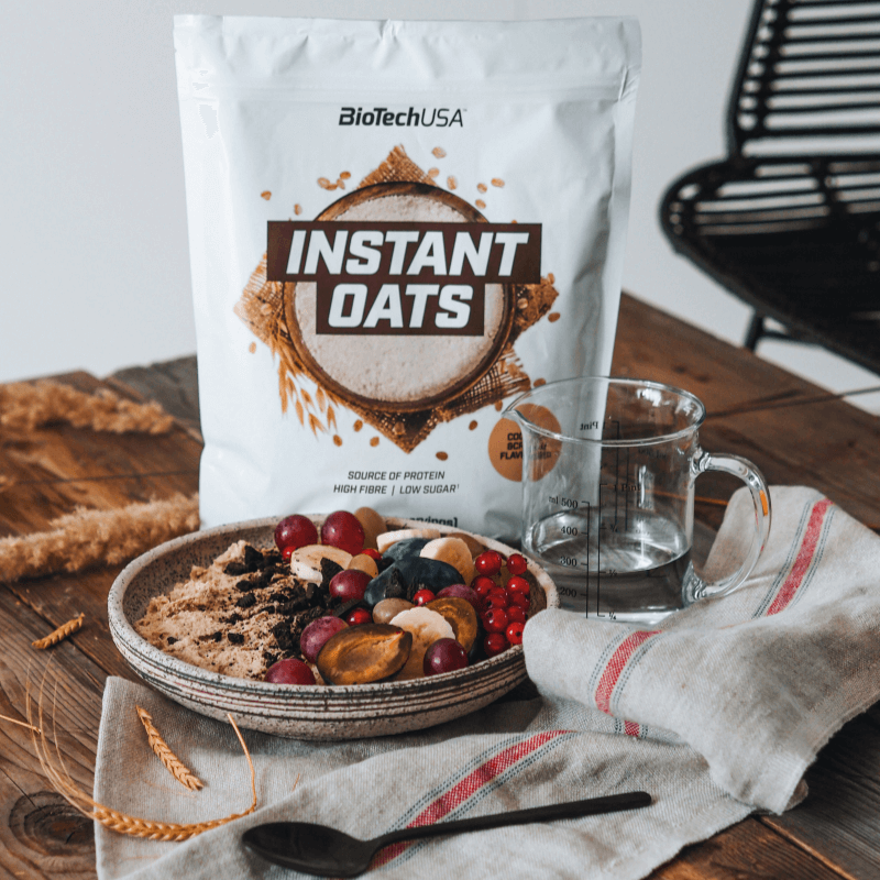 Tableau d’informations nutritionnelles des flocons d’avoine Instant Oats BiotechUSA indiquant énergie, graisses, glucides, sucres, fibres, protéines et sel pour 100 g