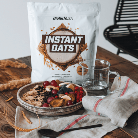 Tableau d’informations nutritionnelles des flocons d’avoine Instant Oats BiotechUSA indiquant énergie, graisses, glucides, sucres, fibres, protéines et sel pour 100 g