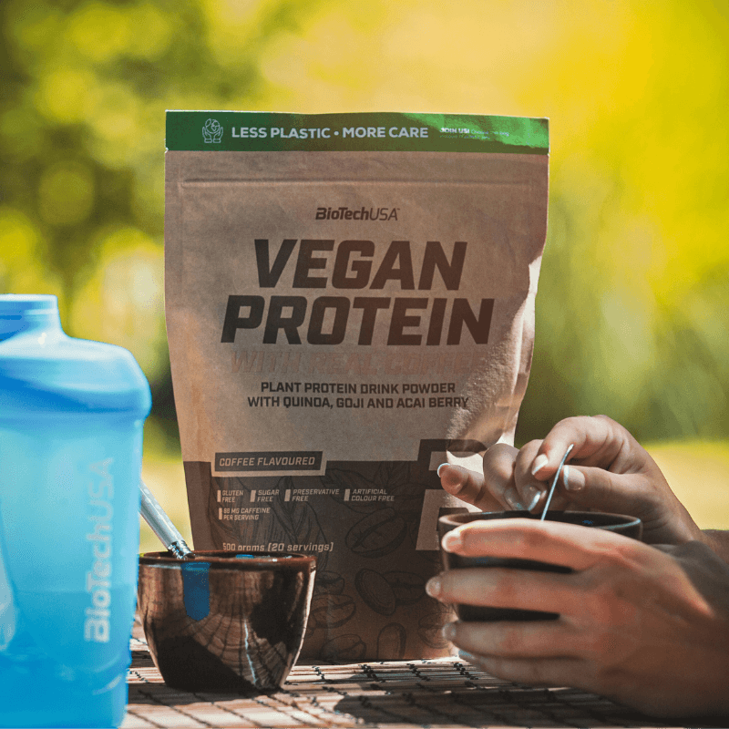 Vegan Protein Coffee BiotechUSA en utilisation – Préparation boisson protéinée au café en plein air