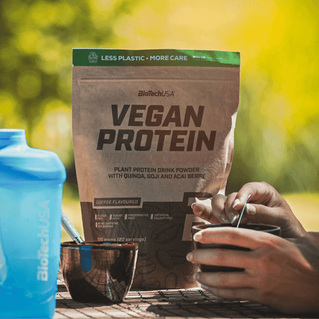 Vegan Protein Coffee BiotechUSA en utilisation – Préparation boisson protéinée au café en plein air